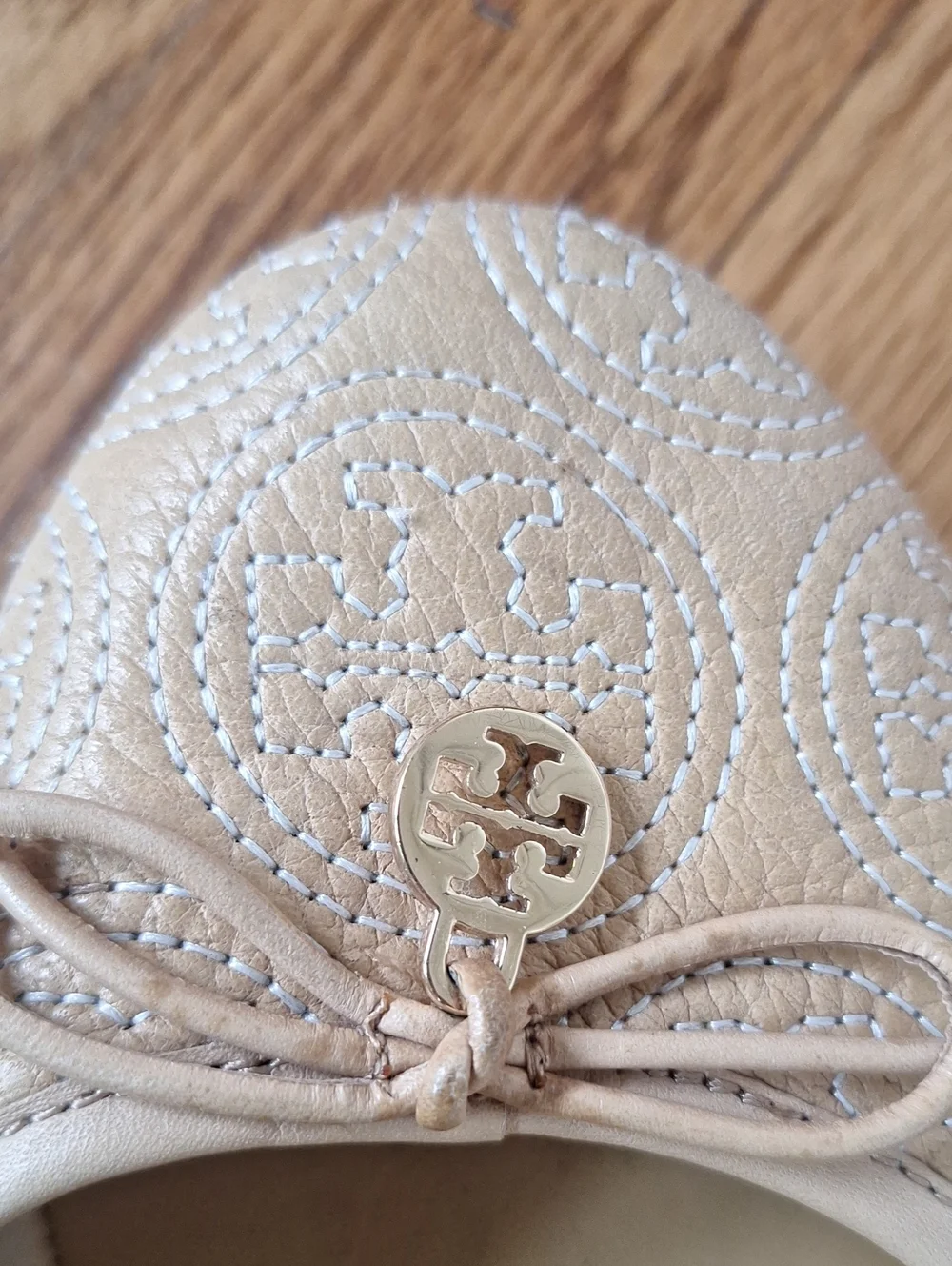 Tory Burch Light Beige Chelsea Stitched Logo Ballet Flats 11 Logo Medallion